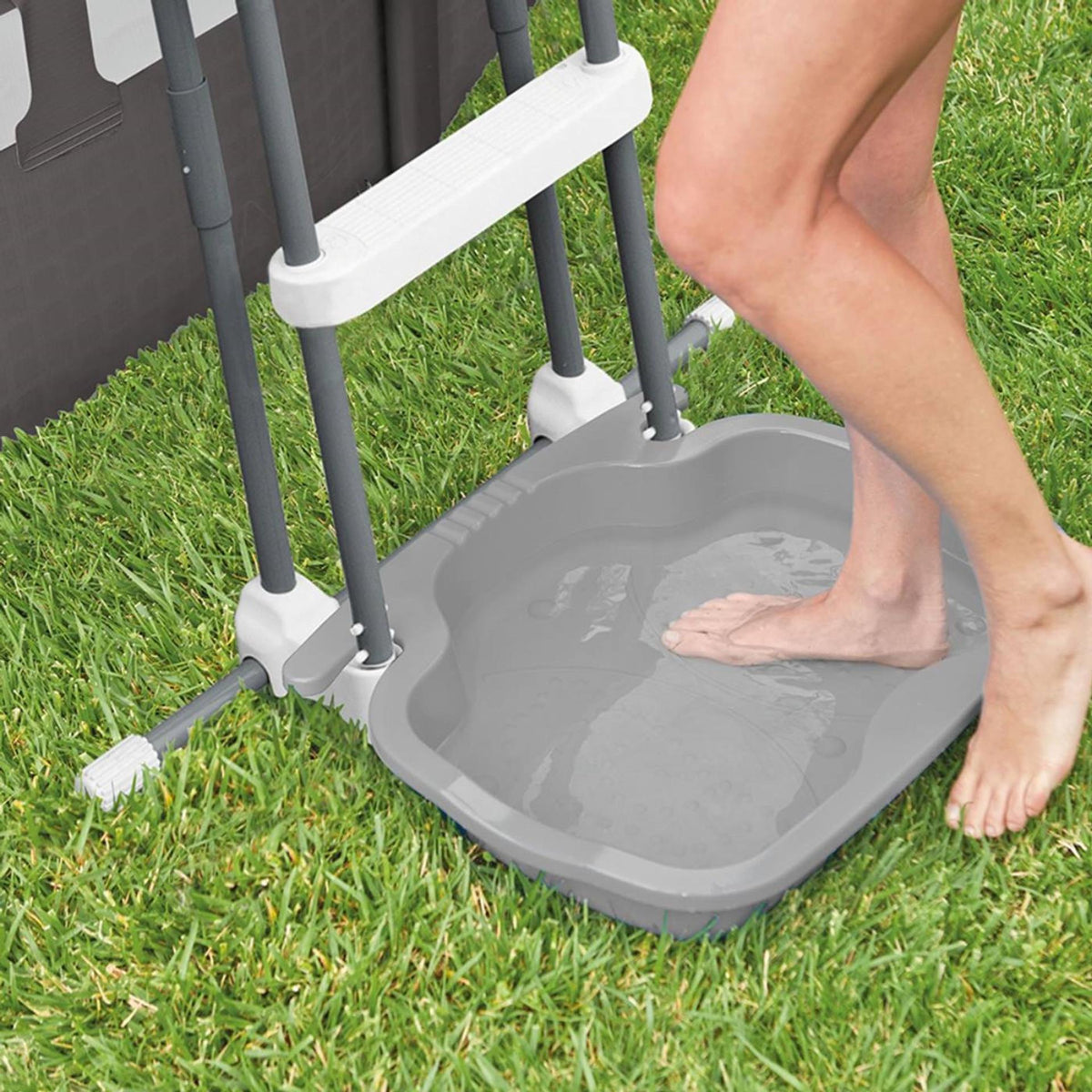 Il pediluvio Intex per piscina si adatta alla scaletta da bagno