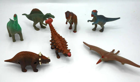 8 dinosauri, 7 sulla foto + dinosauro bonus extra.