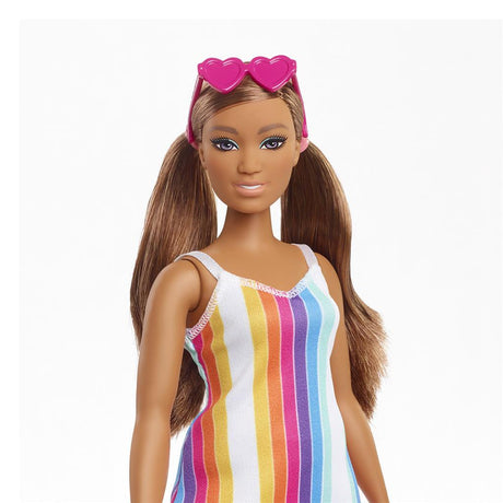 Barbie adora il vestito arcobaleno della bambola dell'oceano
