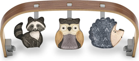 Uppababy - Divertimento nella foresta con l'arco per Mira - Sedia a dondolo - Supporto in legno di noce con forme colorate in legno con texture