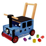Sono un trenino giocattolo che cammina e spinge le auto