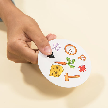 Zygomatic Board Game Studio Dobble Classic - Gioco di carte olandese da 2 a 8 giocatori - Divertente gioco per famiglie a partire da 6 anni - Il gioco di ricerca velocissimo per tutta la famiglia