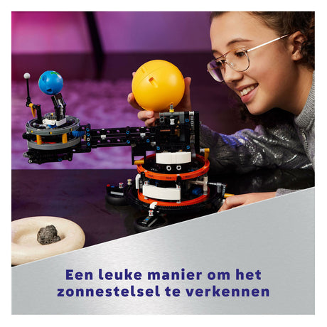 Lego Technic: il giocattolo costruibile della Terra e della Luna in movimento
