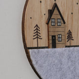 Boltze ciondolo decorativo per la casa in legno a forma di pallina di Natale con design di case con alberi di Natale - in legno e feltro - diametro 12 cm