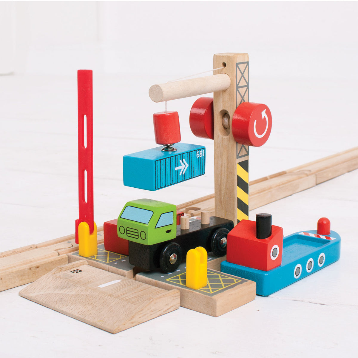 Binari in legno Bigjigs - cantiere navale portacontainer