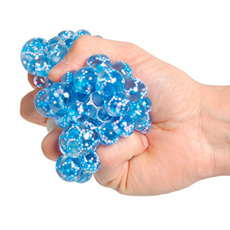 Spremere la palla con perle d'acqua