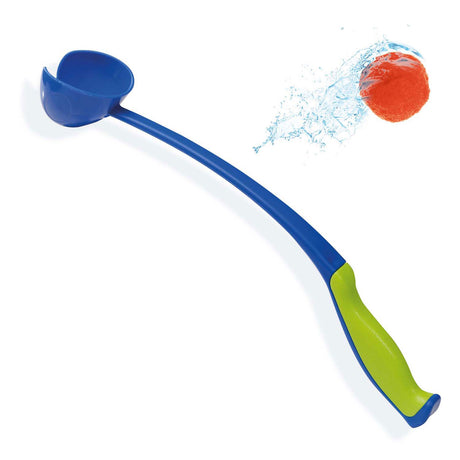 Lancio creativo di palline d'acqua splash