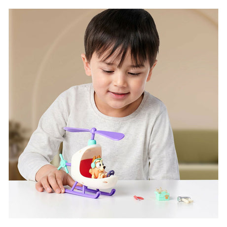 Moose gioca con la figura da gioco del bingo in elicottero blu