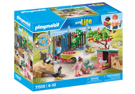 Playmobil Mylife Small Chicken Farm nel giardino di esso