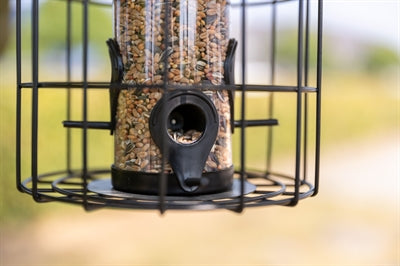 Dispenser per alimenti Trixie con protezione in rete nera
