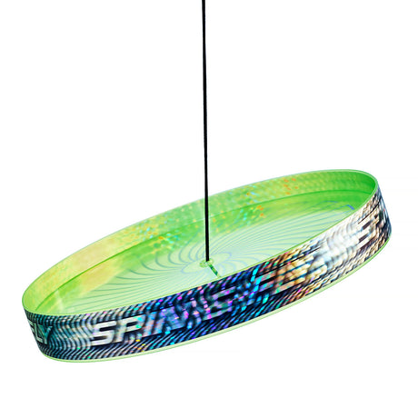 Acrobata che gira e vola facendo giocoleria con il frisbee - verde