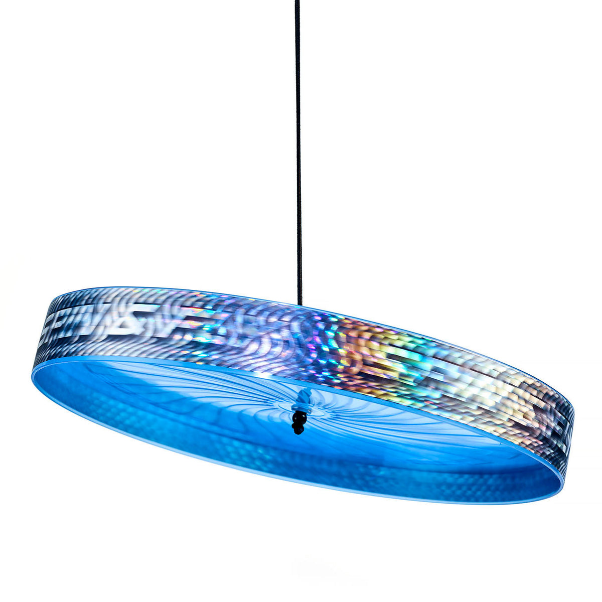 Acrobata che gira e vola facendo giocoleria con il frisbee - blu
