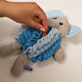 Battersea che annusa il blu dell'elefante