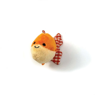 Happy pet tabby patch che scuote il pesce rosso