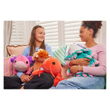 Zuru abbraccia un grumo di peluche axalotl medio