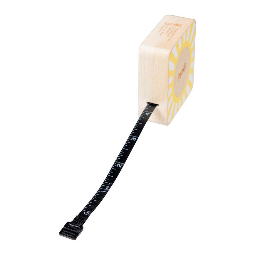 Metro a nastro in legno Goki giocattolo giallo - metro a nastro per bambini.