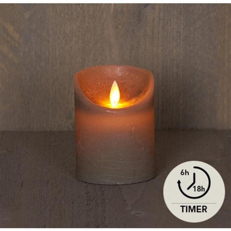 La collezione di Anna ha portato una candela rustica a colonna a cera con fiamma in movimento su batteria 3xaaa con timer 7,5x10 cm tortora
