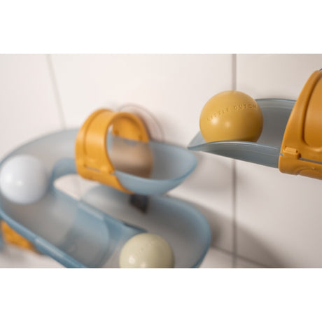 Piccolo corso d'acqua olandese blu