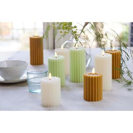 Candela scanalata Lumineo LED per interni con effetto fiamma e timer dia7,5x14,7 cm verde funziona con batterie 2xaaa (escl)<br> <br> <br> <br>