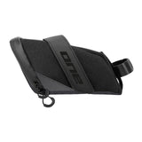 Una borsa da sella 50 L (700 ml) nera
