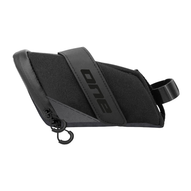 Una borsa da sella 50 L (700 ml) nera