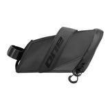 Una borsa da sella 50 L (700 ml) nera