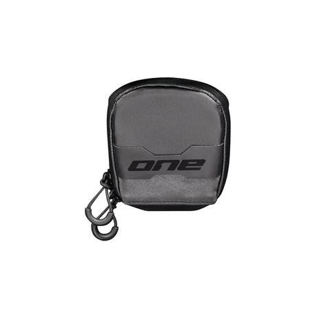 Una borsa da sella 50 L (700 ml) nera