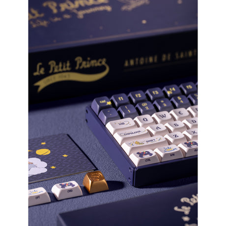Tastiera da gioco meccanica Iqunix F97 Starry Tryst RGB (blu scuro, layout USA (QWERTY), Iqunix Little Prince, 96%, LED RGB, sostituibile a caldo, PBT, 2,4 GHz | Bluetooth 5.1 | USB-C)