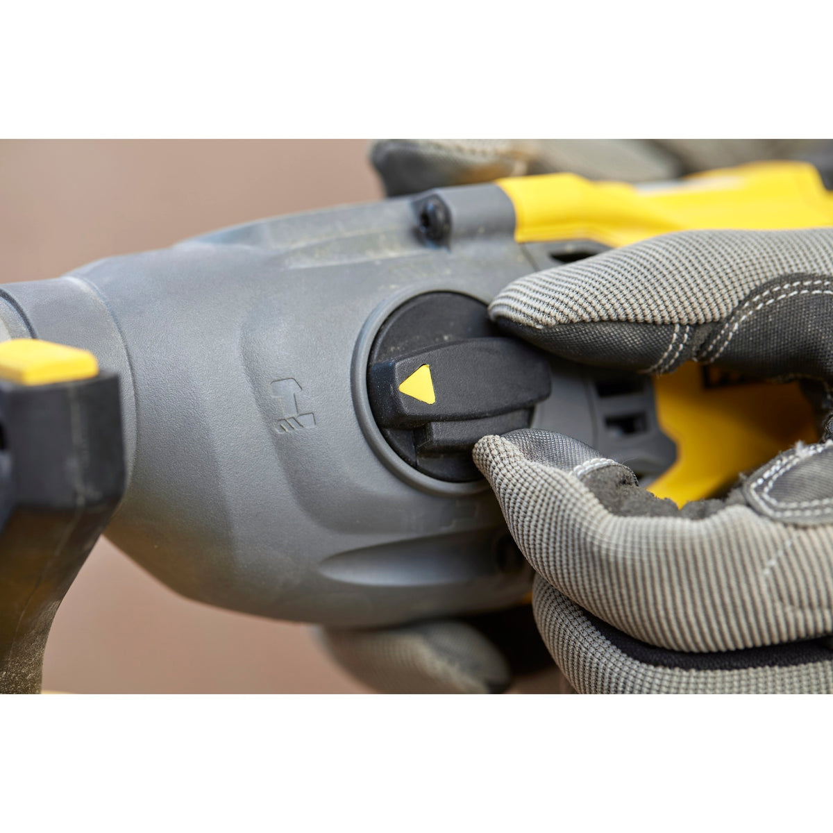 Stanley Fatmax V20 Kit combinato trapano a percussione a batteria senza spazzole da 18 V Trapano a percussione (Giallo Nero, SDS+, 2 batterie e caricabatterie inclusi, con custodia)