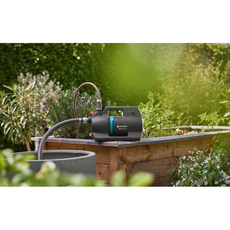 Gardena pompa per irrigazione a batteria 3000 silent 18v p4a set pronto all'uso incl. batteria e caricabatterie (turchese grigio scuro, 14610-20 | pompa | batteria | caricabatterie)