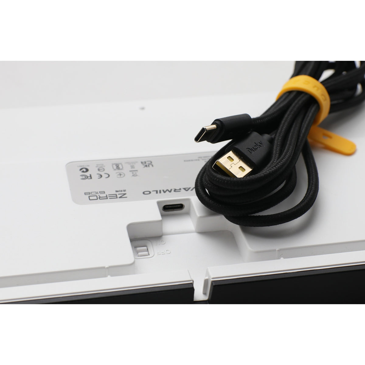 Tastiera da gioco meccanica Ducky zero 6108 classic nera rgb (nera, layout us (qwerty), cherry mx2a marrone, 100%, led rgb, double-shot pbt, hot swap, 2.4ghz | bluetooth | usb-c)