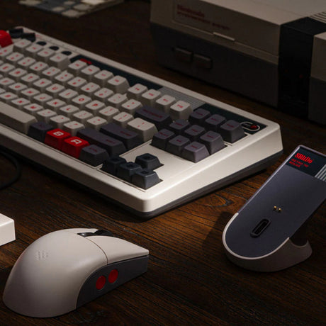 Mouse 8bitdo retro r8 - edizione n (grigio rosso, 50 - 26000 dpi, Bluetooth USB-C 2,4 GHz)