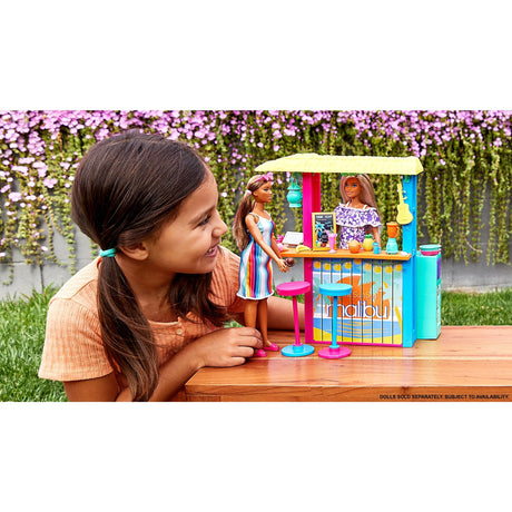 Barbie adora gli accessori per le bambole della baracca sulla spiaggia dell'oceano