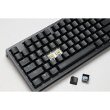 Tastiera da gioco meccanica Ducky zero 6108 classic nera rgb (nera, layout us (qwerty), cherry mx2a marrone, 100%, led rgb, double-shot pbt, hot swap, 2.4ghz | bluetooth | usb-c)