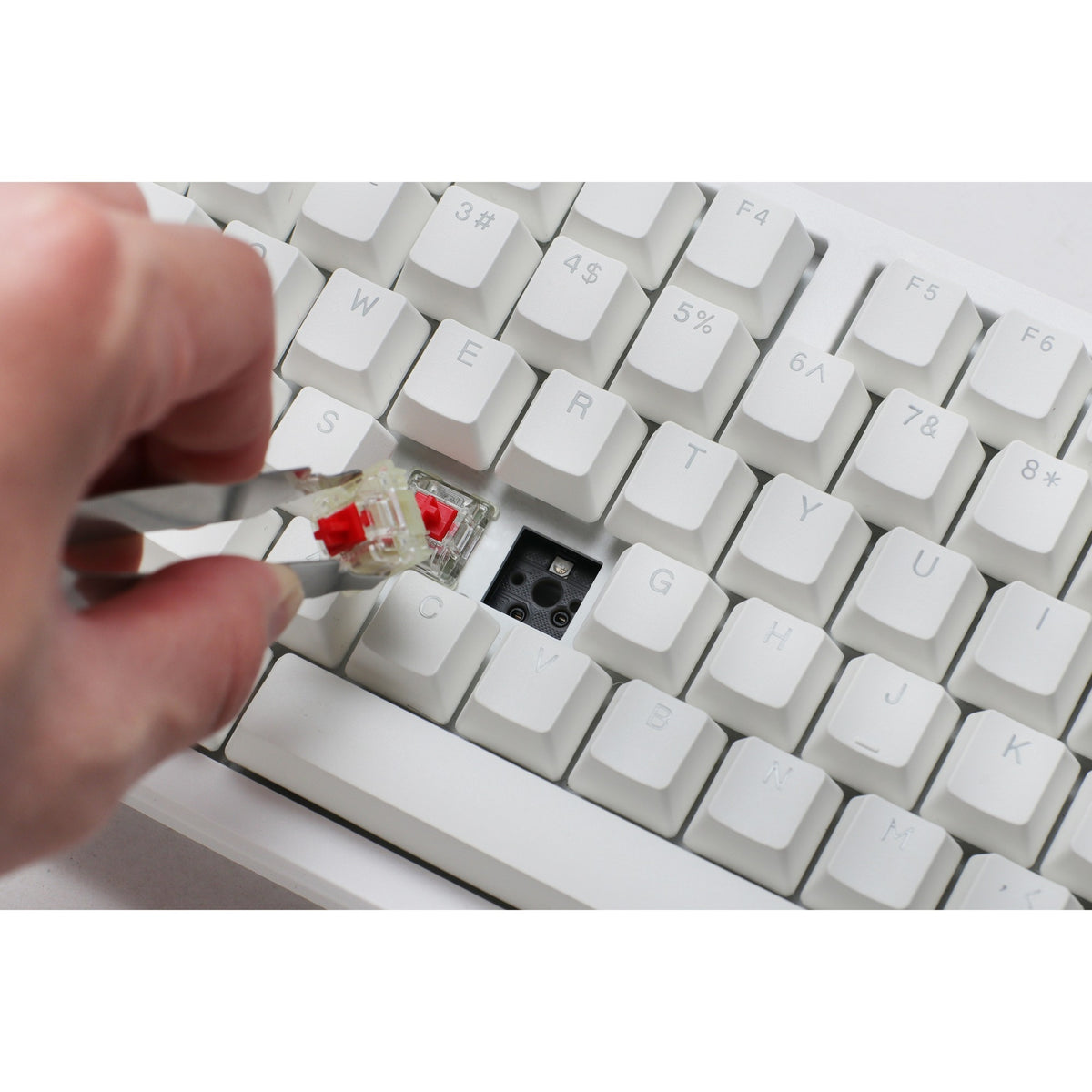 Tastiera da gioco meccanica Ducky zero 6108 rgb bianco puro (bianca, layout us (qwerty), rosso ciliegia mx2a, 100%, LED rgb, pbt doppio scatto, hot swap, 2,4 ghz | bluetooth | usb-c)