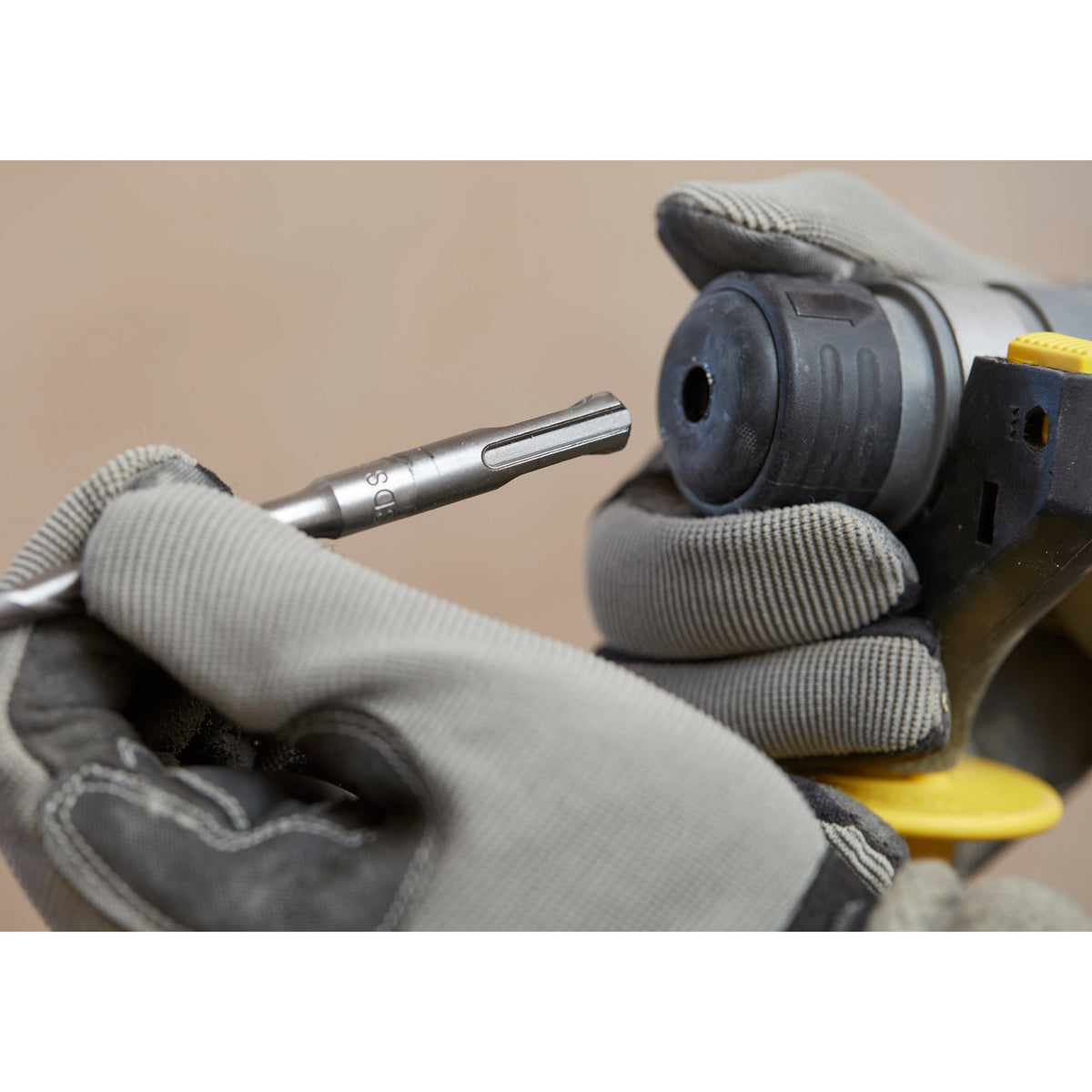 Stanley Fatmax V20 Kit combinato trapano a percussione a batteria senza spazzole da 18 V Trapano a percussione (Giallo Nero, SDS+, 2 batterie e caricabatterie inclusi, con custodia)