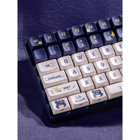 Tastiera da gioco meccanica Iqunix F97 Starry Tryst RGB (blu scuro, layout USA (QWERTY), Iqunix Little Prince, 96%, LED RGB, sostituibile a caldo, PBT, 2,4 GHz | Bluetooth 5.1 | USB-C)