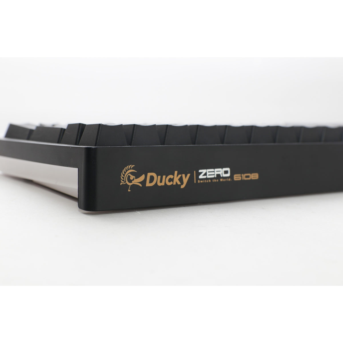 Tastiera da gioco meccanica Ducky zero 6108 classic nera rgb (nera, layout us (qwerty), cherry mx2a marrone, 100%, led rgb, double-shot pbt, hot swap, 2.4ghz | bluetooth | usb-c)