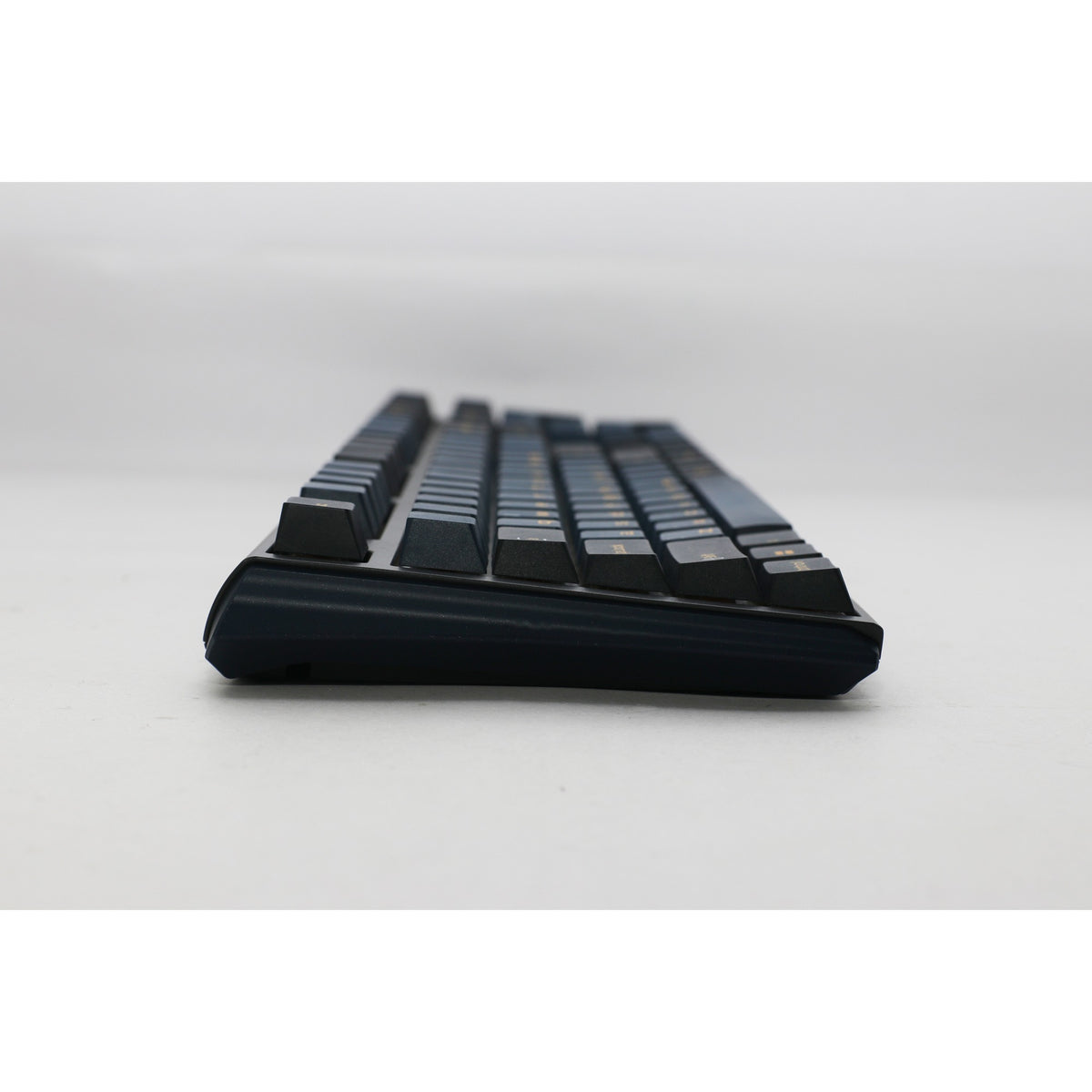 Ducky one 3 pro, tastiera da gioco (nera, layout us, cherry mx2a blu, led rgb, pbt double-shot, meccanica quack, hot swap)