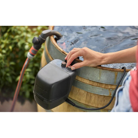 Gardena pompa a botte per pioggia a batteria 2400 comfortautomatic 18v p4a set pronto per l'uso incl. batteria e caricabatterie (grigio scuro nero, 14605-20 | pompa | batteria | caricabatterie | tubo e connessione)