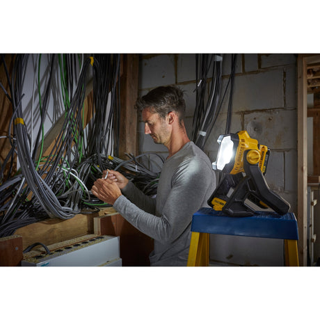 Lampada da lavoro Stanley fatmax v20 18v (giallo nero, batteria e caricabatterie non inclusi)