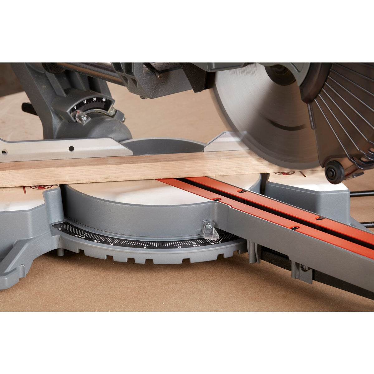 Troncatrice e troncatrice Black+decker 1600w 216mm - bes700-qs