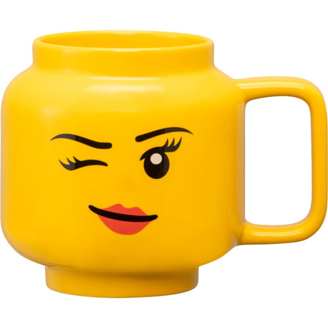 Tazza in ceramica Lego Room Copenhagen - testa di ragazza che fa l'occhiolino, grande (gialla)