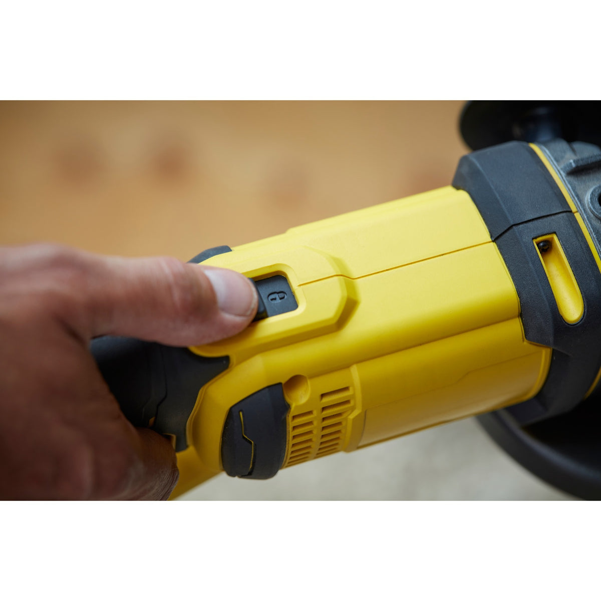 Smerigliatrice angolare Stanley fatmax v20 18v (giallo nero, custodia, 2 batterie (4.0ah) e caricabatterie (4a) inclusi)