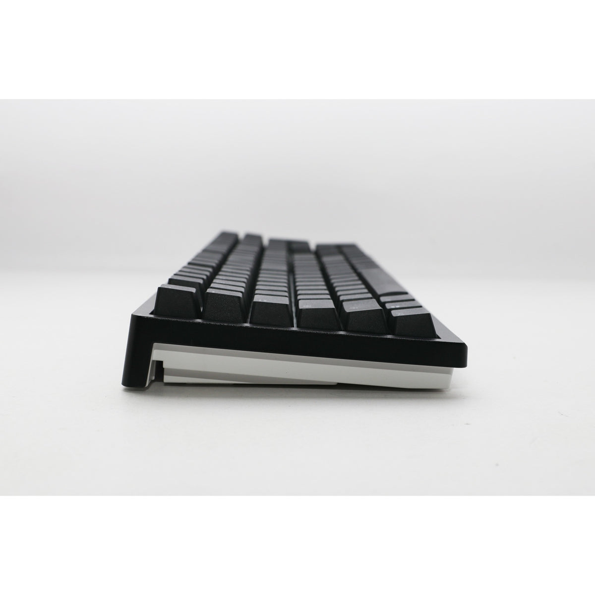 Tastiera da gioco meccanica Ducky zero 6108 classic nera rgb (nera, layout us (qwerty), cherry mx2a rossa, 100%, led rgb, double-shot pbt, hot swap, 2.4ghz | bluetooth | usb-c)