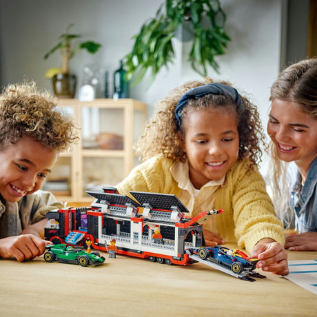 Lego City F1 Truck con set da gioco per auto F1® RB20 e AMR24 - 60445