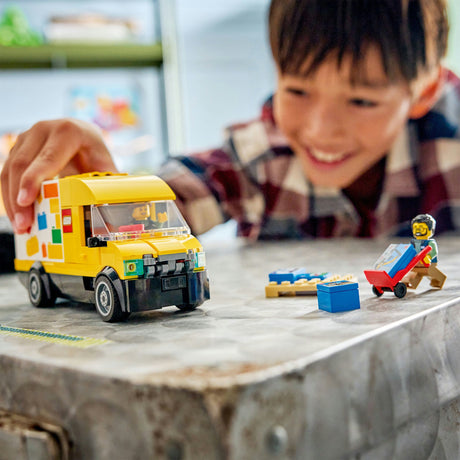 LEGO® City: il furgone - set da costruzione e da gioco per gli appassionati di auto da 6 anni - con 2 minifigure - 60500