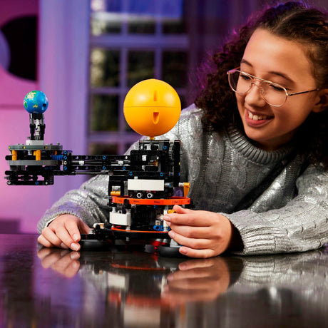 Lego Technic: il giocattolo costruibile della Terra e della Luna in movimento