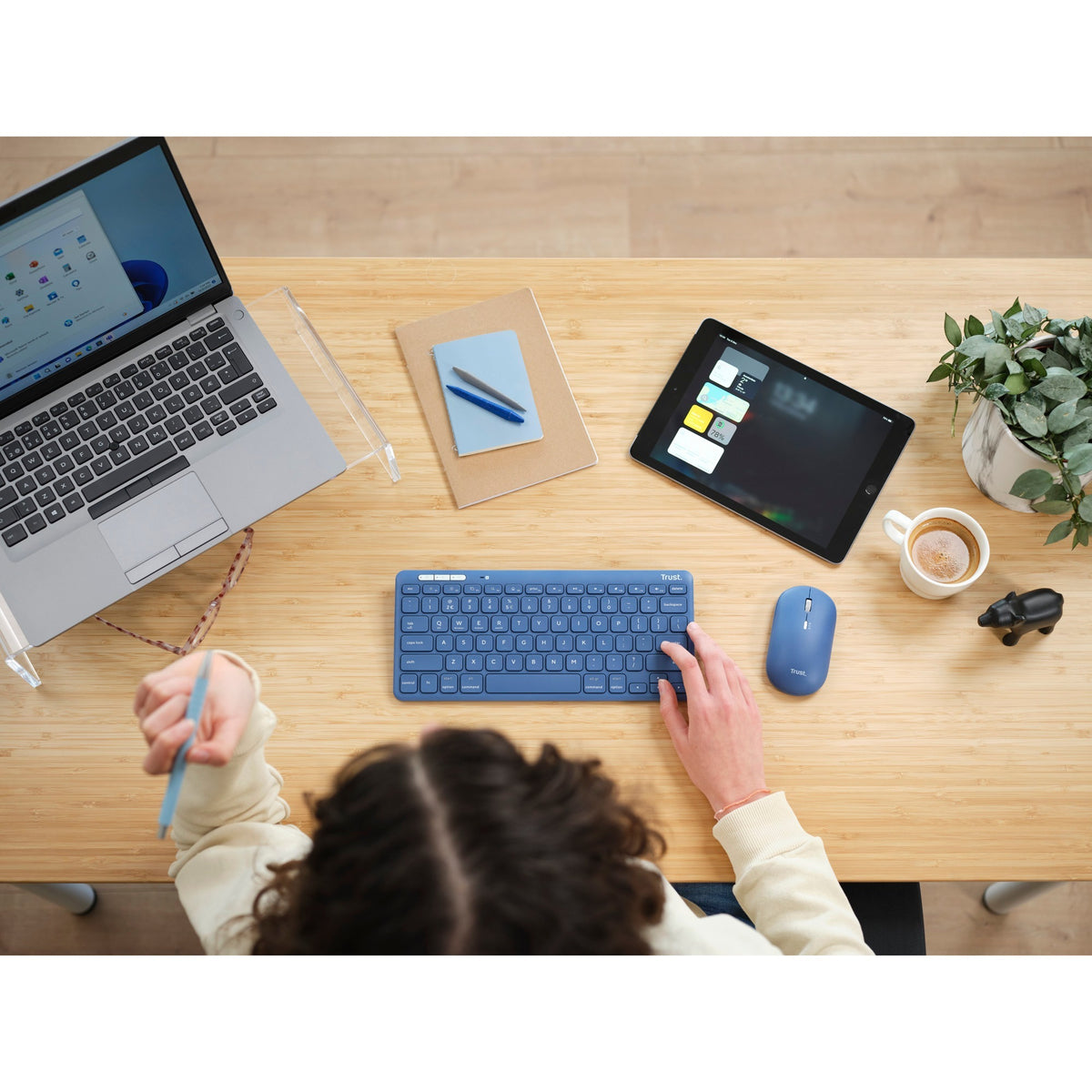 Mouse tastiera wireless multidispositivo Trust Lyra, set desktop (blu, layout USA, interruttori a forbice, 800 - 1.600 dpi, USB da 2,4 GHz, Bluetooth, 65%)