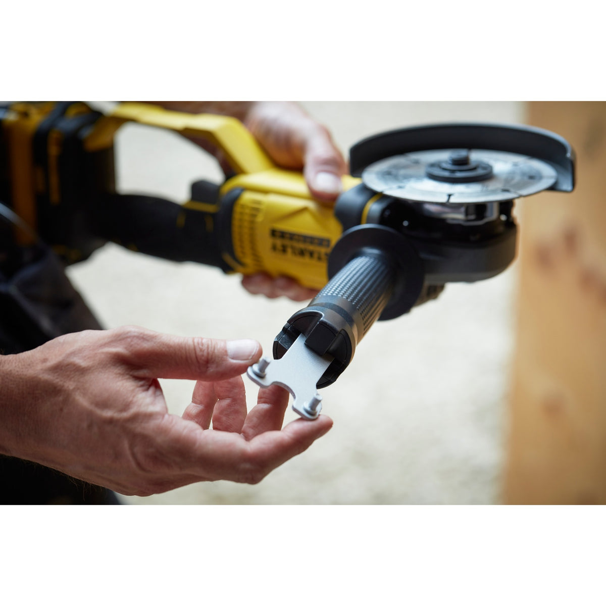 Smerigliatrice angolare Stanley fatmax v20 18v (giallo nero, custodia, 2 batterie (4.0ah) e caricabatterie (4a) inclusi)